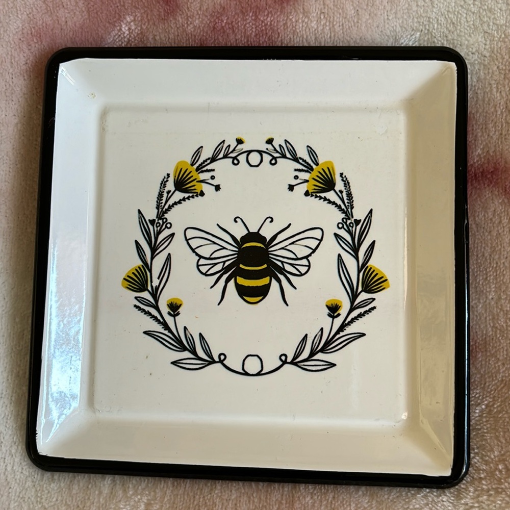 Antiqued Tin Bee Floral Wreath Trinket Dish / Soap Dish Vintage Resale5.25”x.50”
